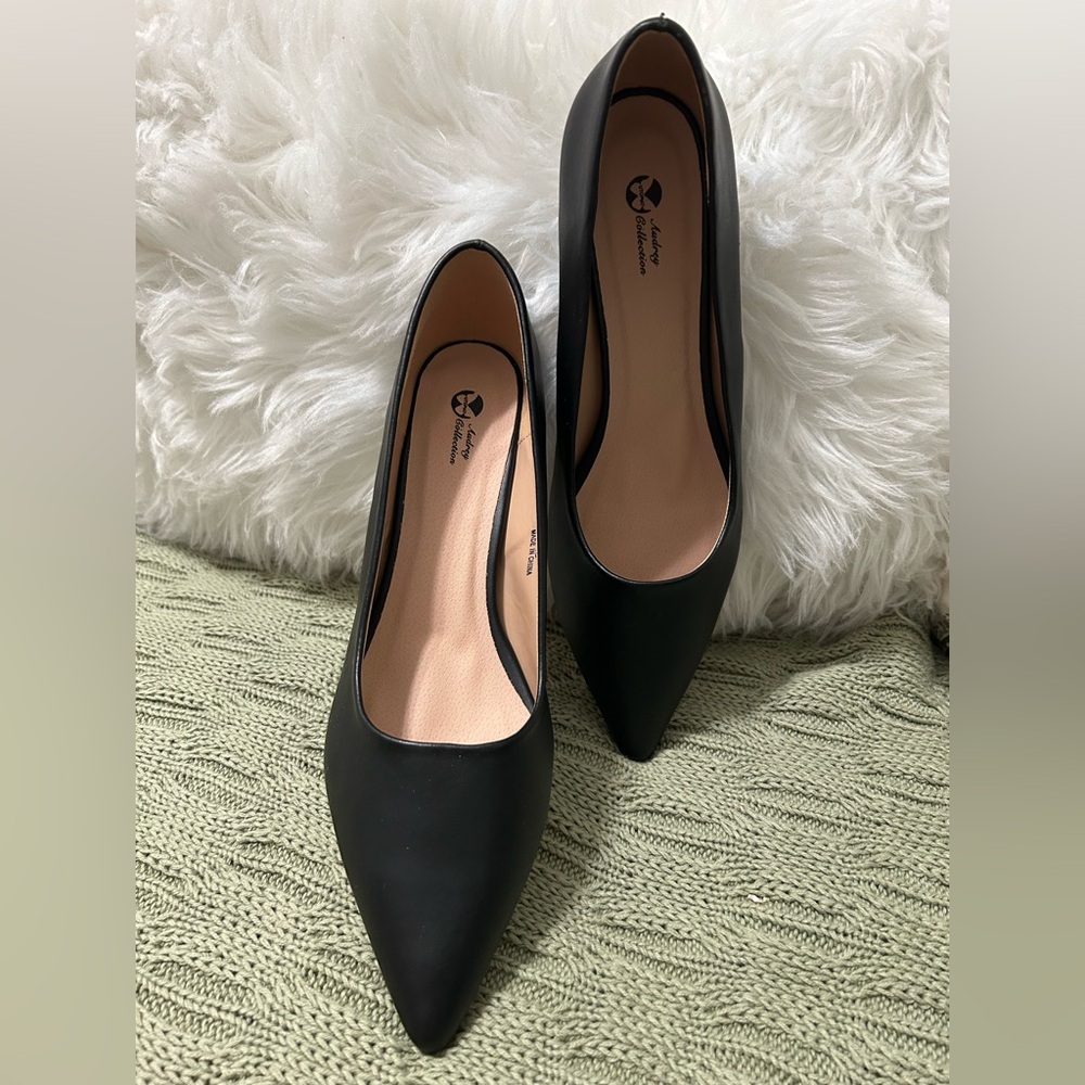 NWT Audrey Collection Black Pointed Toe Heels Size 13